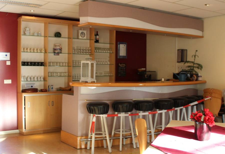 De bar met krukken en kopjes
