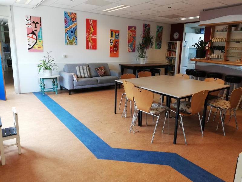 Zitruimte met bank en tafels