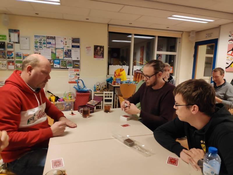 Buurtbewoners spelen een bordspel