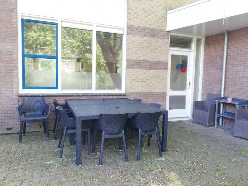 Terras met tafels in de tuin