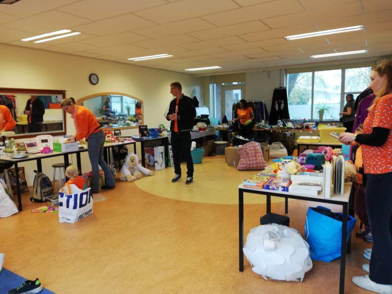 Tafels met spullen in de weggeefwinkel